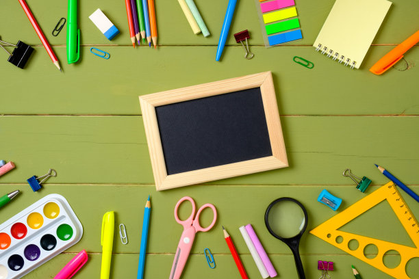 教育、学习、返校理念。边框框架文具和空白图片框架上的木制背景与复制空间为您的文本。儿童书桌俯视图，平放风格。图片下载