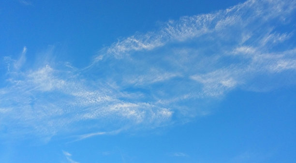 蓝绿色的天空和透明的白云图片下载