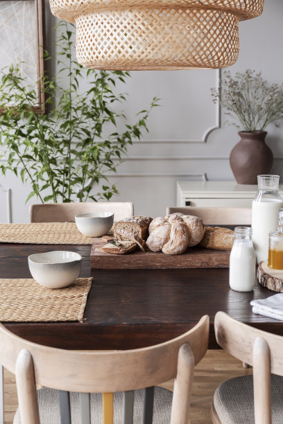 垂直视图木制餐桌准备早餐由饲养，牛奶和蜂蜜，乡村家居设计理念，真实照片图片下载