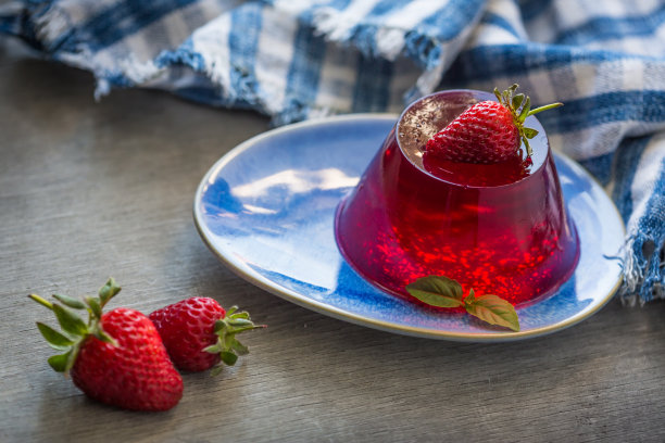 新鲜草莓果冻照片。健康食品。白盘子里的草莓果冻。水果果冻和新鲜草莓的夏日甜点。图片下载