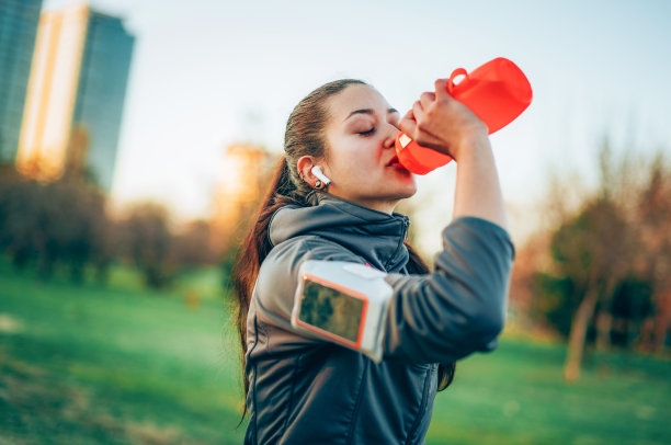 女运动员喝水图片下载