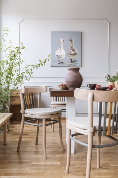 乡村餐厅的真实照片与海报和木椅在时髦的郊区房子的桌子图片下载