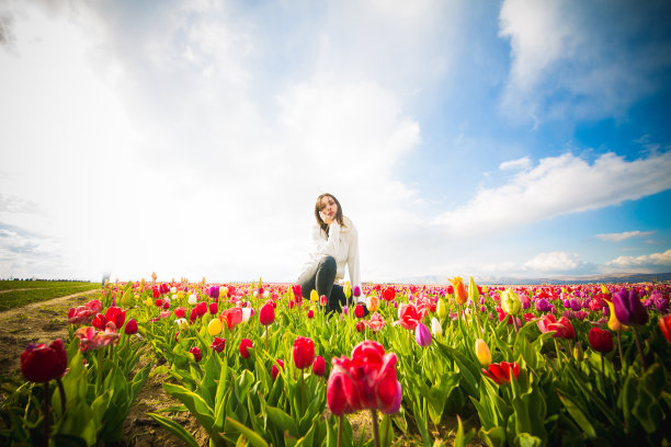 年轻的模特在郁金香地里图片下载