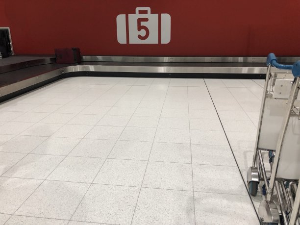 手提箱在拥挤的机场图片下载