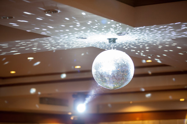 迪斯科球与明亮的光线，夜晚派对的背景照片。派对灯光迪斯科球。图片下载