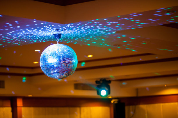 迪斯科球与明亮的光线，夜晚派对的背景照片。派对灯光迪斯科球。图片下载