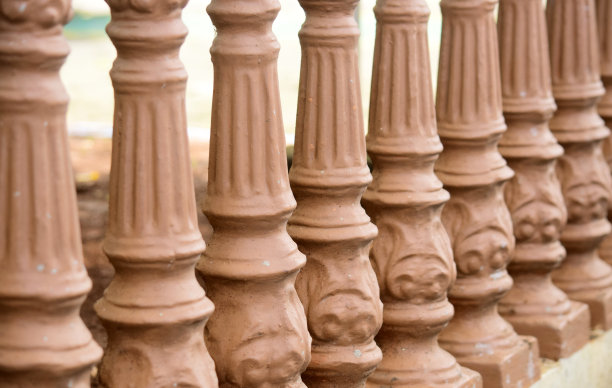 庭院的前墙安排得很整齐，概念很有趣图片下载