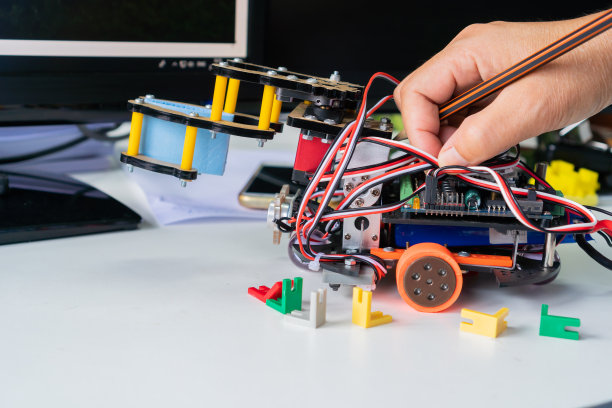 教师学习准备在STEM教育机器人创建项目为基础的研究创新机器人模型的学生在计算机技术教室，返回学校图片下载