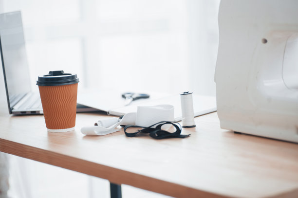 近距离的照片，工作空间与桌子和缝纫衣服的工具图片下载