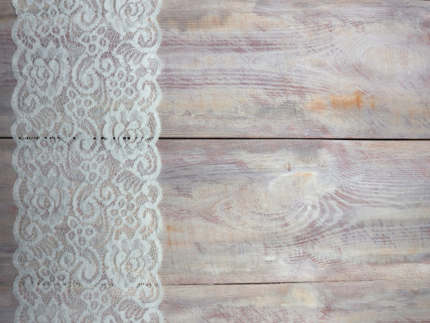 宽阔的白色花边在一个棕色的木制背景垂直排图片下载
