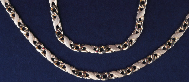 黄色的金链在白天图片下载