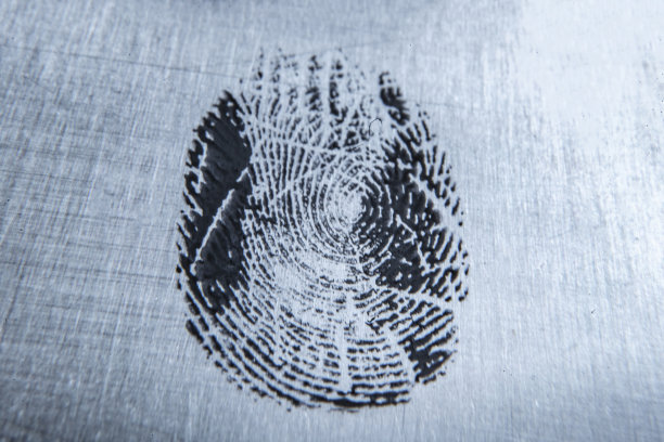 金属或玻璃表面上的指纹微距照片，人体皮肤曲线b图片下载