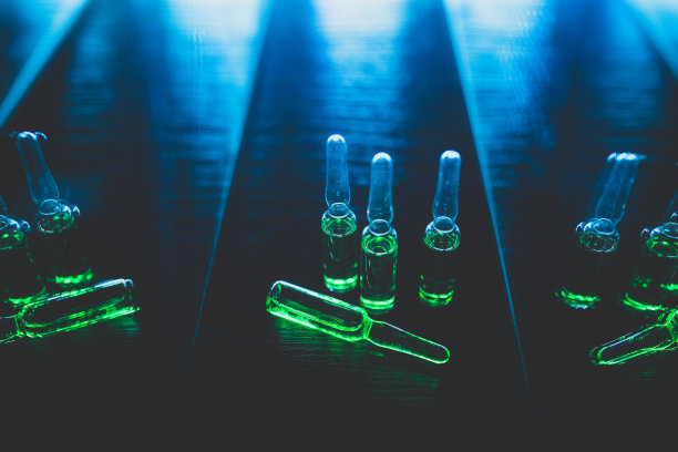 液体药品生产概念。黑暗艺术过滤器。低调照片图片下载