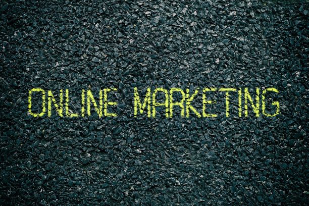 黄色粉笔在沥青地面上书写，适合商业概念。图片下载