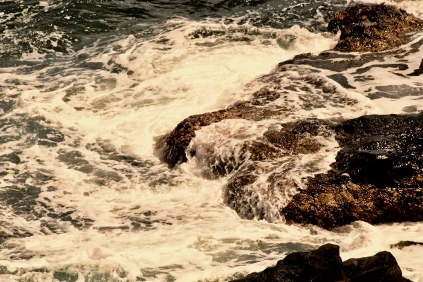 意大利西西里岛锡拉库扎波涛汹涌图片下载