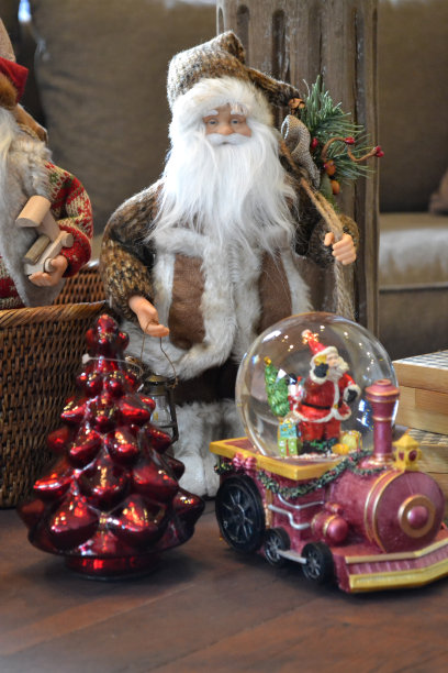 圣诞老人和其他圣诞玩具放在一张木桌上。图片下载