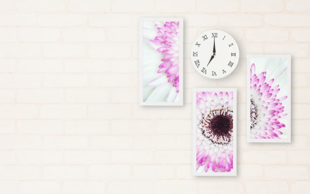 特写面挂钟显示七点的时间和花照片在画框中装饰在砖墙墙纸上，以复制空间纹理背景图片下载