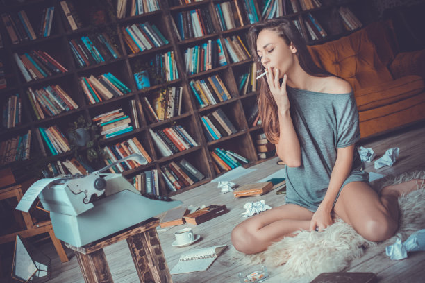 青年女作家在图书馆居家创作职业吸烟图片下载