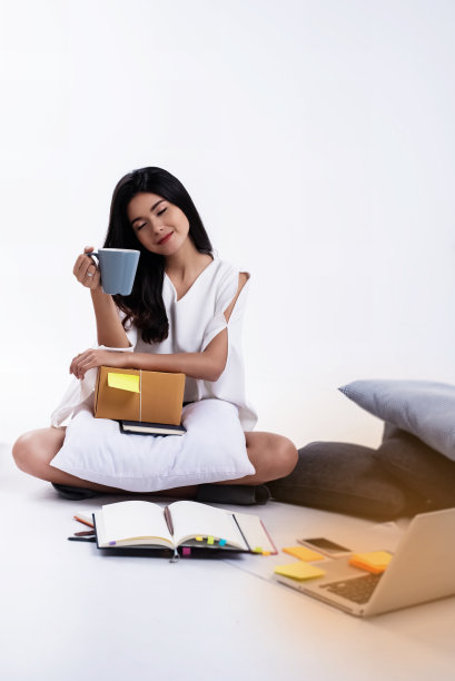 在挑选焦点美女喝酒之间检查订单和包装发送给客户，工作电子商务在家图片下载