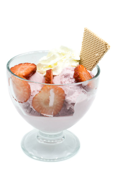 草莓冰淇淋杯孤立在白色背景图片下载