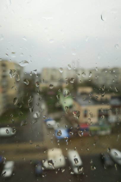 雨滴落在窗户上图片下载