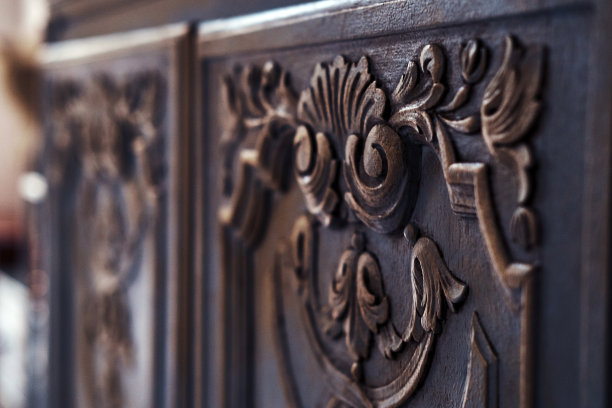 一个经典的手工雕刻家具的特写照片。图片下载