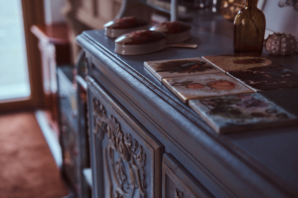 一个古董书架上手绘瓷砖的特写照片。图片下载