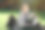 在户外工作的好处。教育技术和互联网概念。戴着时尚太阳镜的女孩坐在公园的草地上用笔记本电脑工作。自然环境的办公室。图片下载