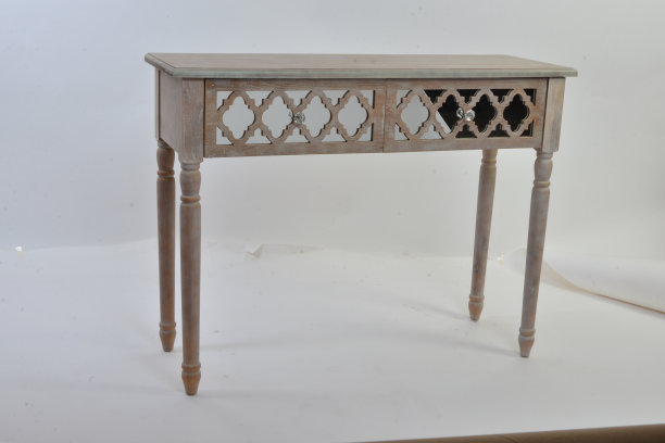 湾前梳妆台|生活空间，梳妆台为您的孩子的房间，卧室小白色梳妆台，6个抽屉浅灰色的改变桌与白色背景图片下载