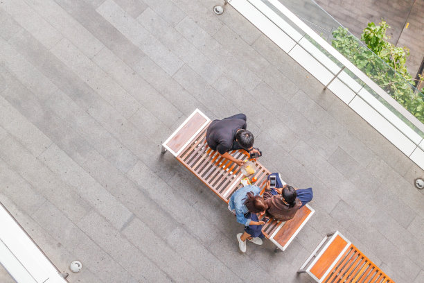 人们坐在长凳上图片下载