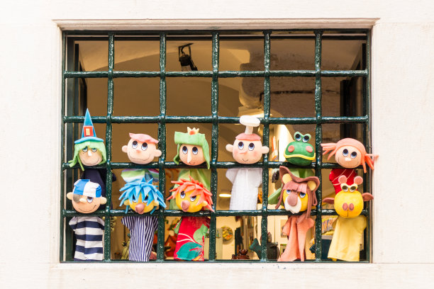 铁窗内的玩偶图片下载