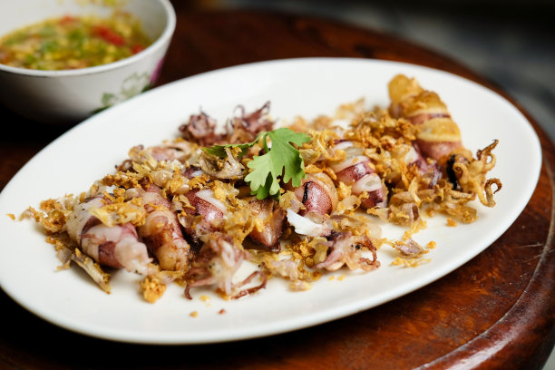 鱿鱼蒜蓉海鲜酱白盘图片下载