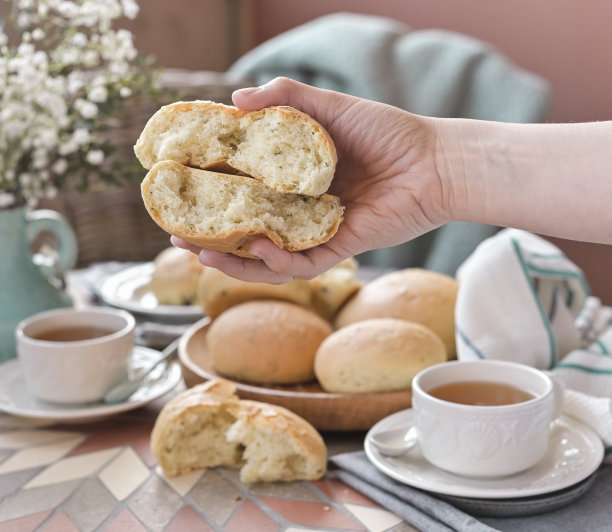 一个女人手里拿着罗勒自制的汉堡面包。供早餐和茶用。生活的照片图片下载