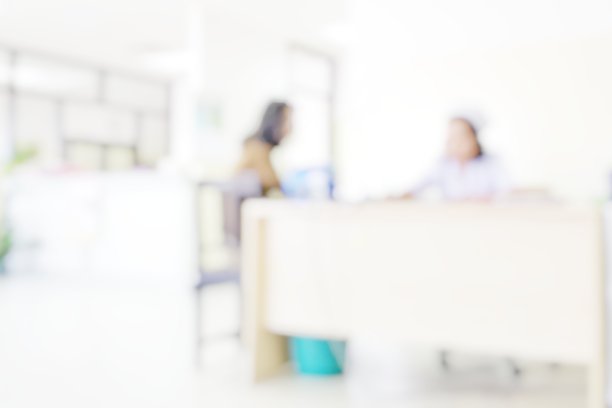 模糊抽象背景的病人登记在医院前台。模糊的护士接待员在医疗诊所照顾新客户。将接待区与工作人员离焦。医疗保健的概念。图片下载