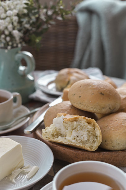 用罗勒自制蛋糕。很多小面包。早餐和茶的餐桌餐。生活的照片图片下载