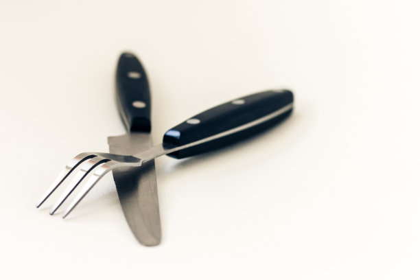 靠近刀叉孤立的白色背景图片下载