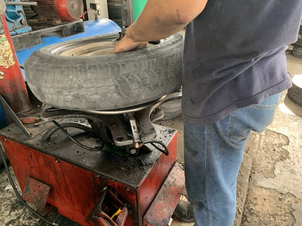 在车间拆卸爆胎图片下载