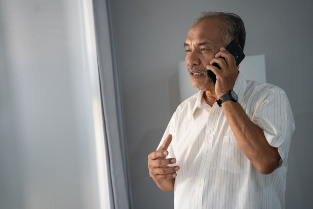 年长的老人在打电话图片下载