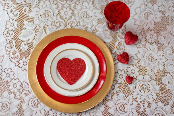 情人节的地方设置在花边桌布图片下载