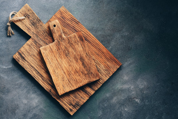灰色背景上的两块质朴的木制砧板。俯视图，平放，复制空间。图片下载