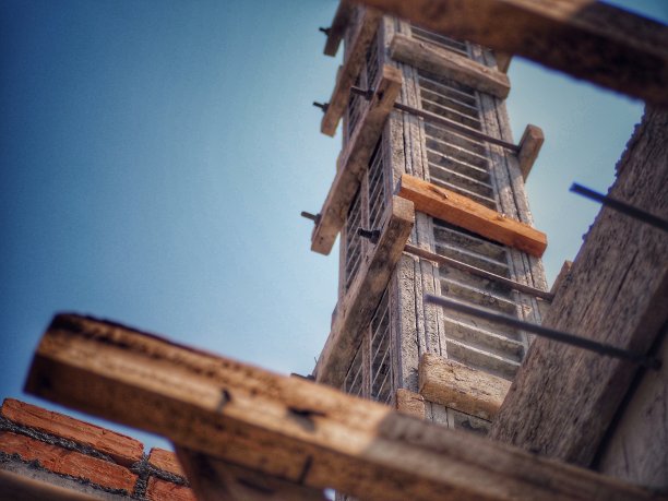 在建筑工程过程中，钢筋钢框架浇筑桩基钢筋混凝土。建筑及行业概念图片下载