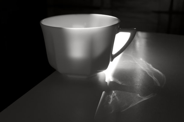 白瓷杯对光图片下载