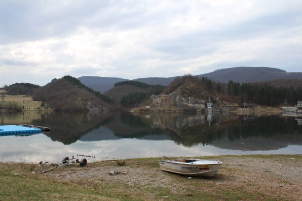 美丽的Radoinja湖的风景与反射在塞尔维亚图片下载