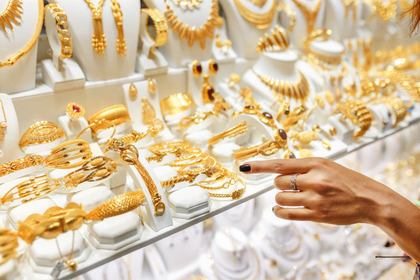 戴着帽子的女人想要展示或商店橱窗，并选择一个金色的奢侈品珠宝图片下载