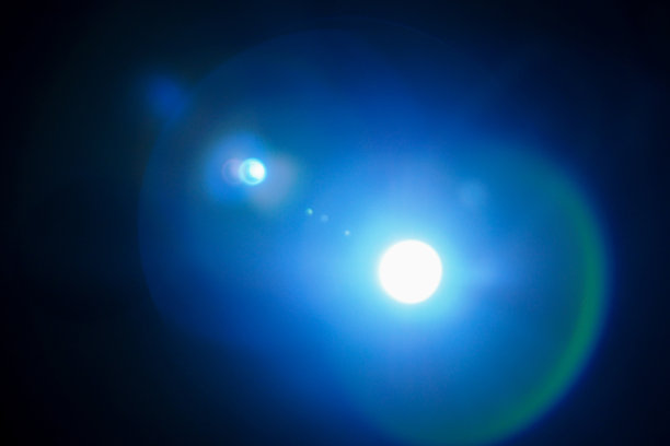 镜片的影像，是由光线透过镜片玻璃的反射造成的。导致美丽的图片。图片下载