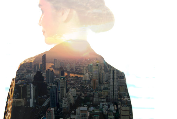 抽象的柔光照射在女商人暴露在首都的办公楼。图片下载