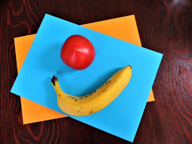 香蕉和西红柿。安装图片下载