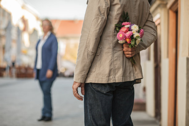 一个男人用一束鲜花给他的妻子一个惊喜图片下载