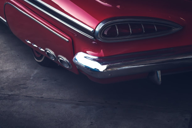 后视图的一个古董车鳍特写。红色跑车图片下载