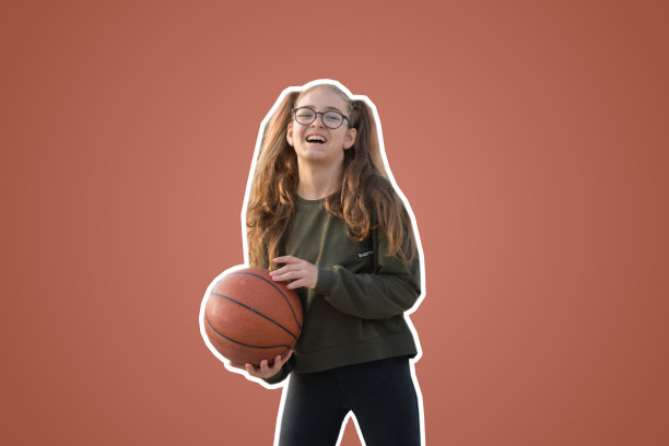 年轻女子篮球运动员图片下载